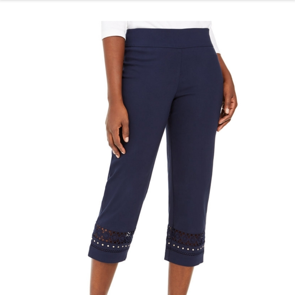 💜NWT Women crochet- trim studded Capris